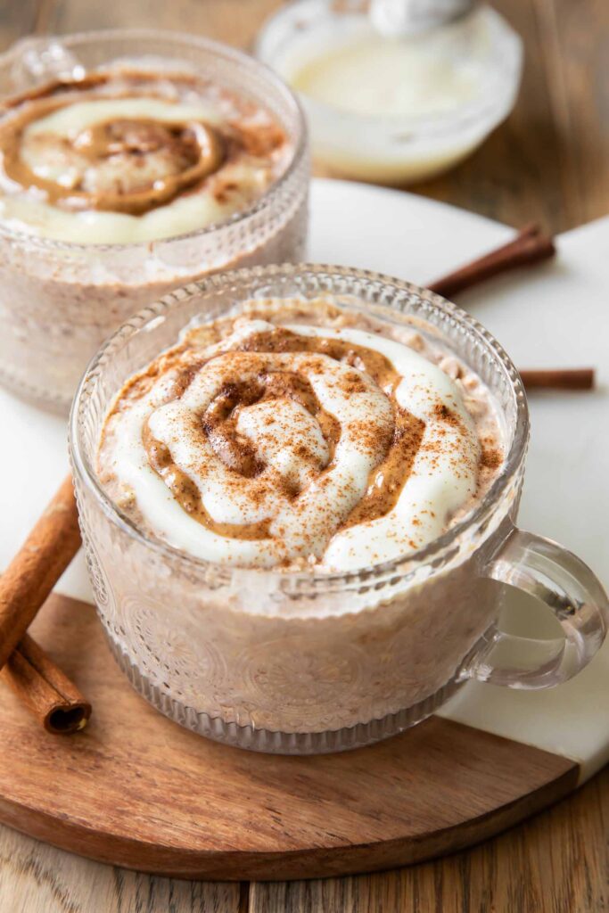 Delicious cinnamon roll overnight oats in a jar