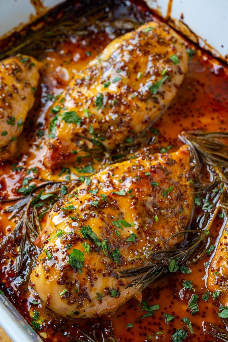 Easy Baked Honey Dijon Chicken: A Sweet and Savory Classic presentation
